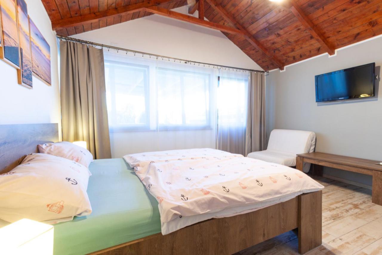 Hotel Casa Ana à Vama Veche Extérieur photo