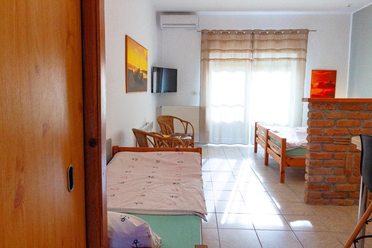 Hotel Casa Ana à Vama Veche Extérieur photo